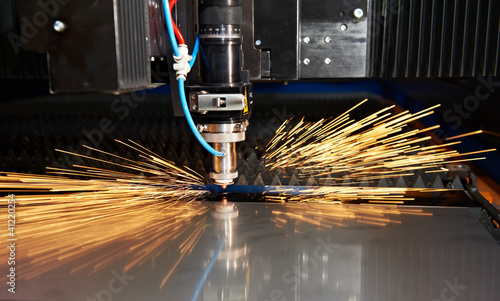 Foto: Laser cutting of metal sheet with sparks Laser cutting of metal sheet with sparks