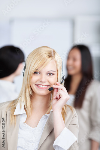 Foto: junge frau mit headset im büro junge frau mit headset im büro