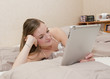 La tablette tactile au lit