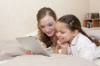 Foto: La tablette tactile au lit avec son enfant La tablette tactile au lit avec son enfant