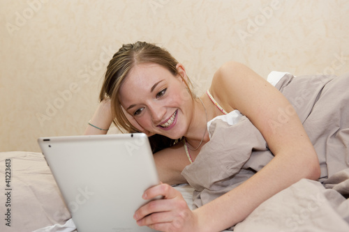 Photo: La tablette tactile au lit La tablette tactile au lit