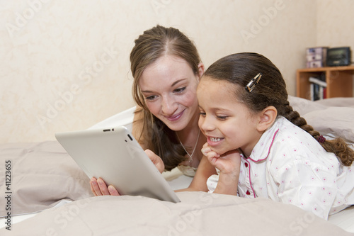 Foto: La tablette tactile au lit avec son enfant La tablette tactile au lit avec son enfant