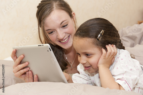 Foto: L'apprentissage avec la tablette tactile au lit L'apprentissage avec la tablette tactile au lit