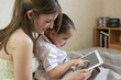 Foto: Enfant jouant avec une tablette tactile Enfant jouant avec une tablette tactile