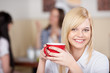 moderne junge frau im café