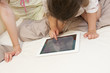 Foto: Jeu sur la tablette tactile Jeu sur la tablette tactile