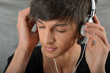 Adolescent au headphone yeux fernmés