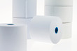 Papier rollt auf weißem Hintergrund