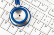Computer Tastatur und Stethoskop. EDV für Ärzte.