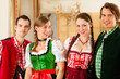 Junge Leute in Bayerischer Tracht in Restaurant