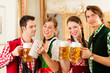 Junge Leute in Bayerischer Tracht in Wirtschaft