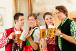 Junge Leute in Bayerischer Tracht in Restaurant