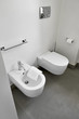 sanitari di ceramica bianca in un bagno moderno