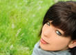junge Frau in der Wiese