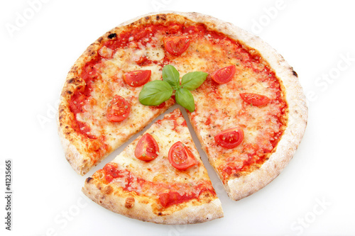 Photo: pizza margherita su sfondo bianco pizza margherita su sfondo bianco