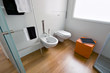 Foto: sanitari di ceramica bianca in un bagno moderno sanitari di ceramica bianca in un bagno moderno