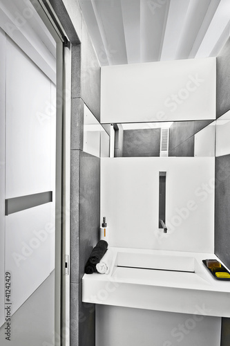 Foto: dettaglio del lavabo di un bagno moderno dettaglio del lavabo di un bagno moderno