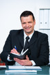 manager macht sich notizen