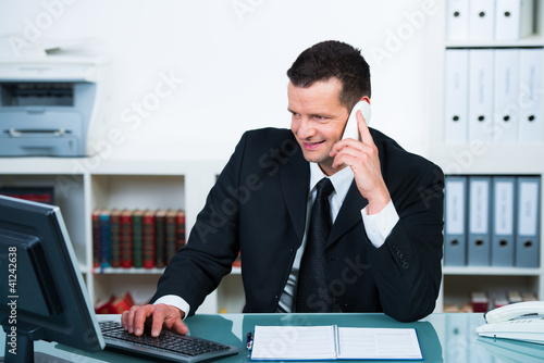 Foto: erfolgreicher manager am arbeitsplatz erfolgreicher manager am arbeitsplatz