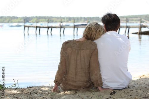 Foto: Couple sitting lakeside Couple sitting lakeside