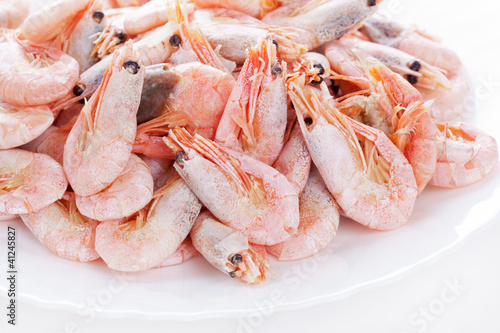 Foto: Pile of frozen shrimps on plate Pile of frozen shrimps on plate