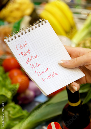 Foto: Einkauf im Supermarkt mit Einkaufszettel Einkauf im Supermarkt mit Einkaufszettel