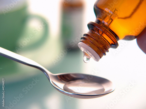 Foto: Medizin tropft aus einer Flasche Medizin tropft aus einer Flasche