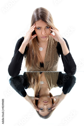 Foto: Woman with headache mirror Woman with headache mirror