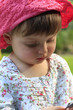 bimba bambina gioca in giardino