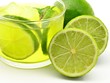 Mojito decorado con limas y hielo