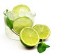Mojito decorado con limas y hielo