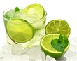 Mojito decorado con limas y hielo