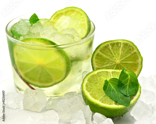 Photo: Mojito decorado con limas y hielo Mojito decorado con limas y hielo