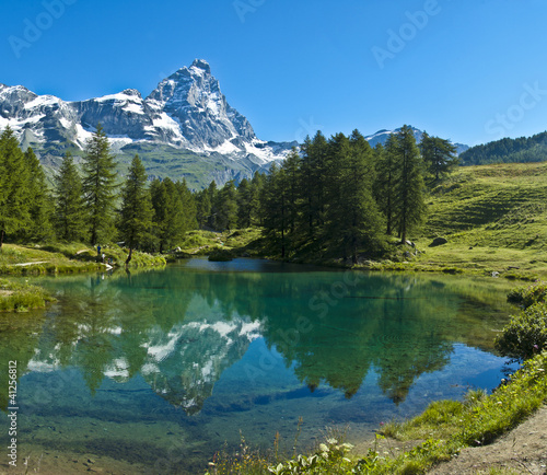 Foto: Blue lake and Mount Cervino Blue lake and Mount Cervino