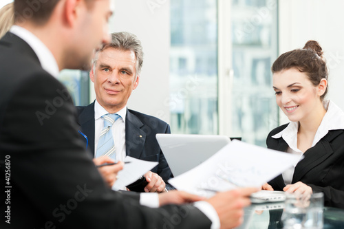 Foto: Business people - team meeting in an office Business people - team meeting in an office
