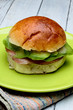 brioche con avocado e lonza di maiale