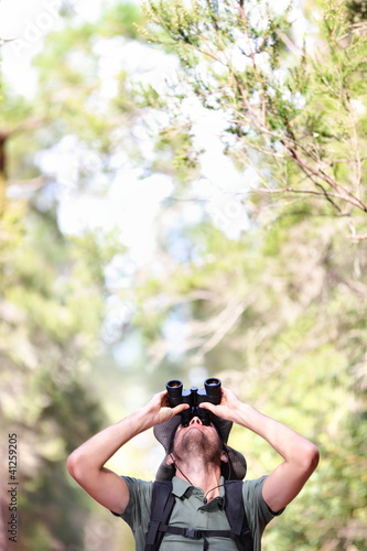 Foto: Binoculars - man hiker looking up Binoculars - man hiker looking up