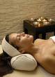 Joven mujer latina relajándose en un spa.