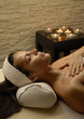Joven mujer latina relajándose en un spa.