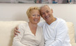 Amor de una pareja adulta en casa.abuelos en casa.