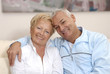 Amor de una pareja adulta en casa.