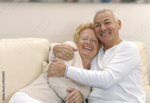 Photo: Amor de una pareja adulta en casa.abuelos en casa. Amor de una pareja adulta en casa.abuelos en casa.