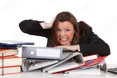 Photo: junge frau hat zu viel arbeit junge frau hat zu viel arbeit