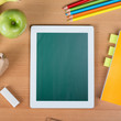 tablet-computer auf dem schultisch