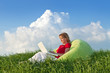 Foto: Woman with laptop computer outdoors Woman with laptop computer outdoors