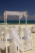 Gazebo con sedie bianche per matrimonio