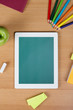 tablet-pc auf dem schultisch