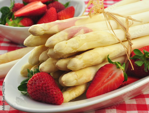 Foto: Spargel mit Erdbeeren Spargel mit Erdbeeren