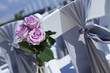Sedia con fiocco e rose