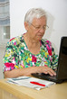 Oma am Laptop